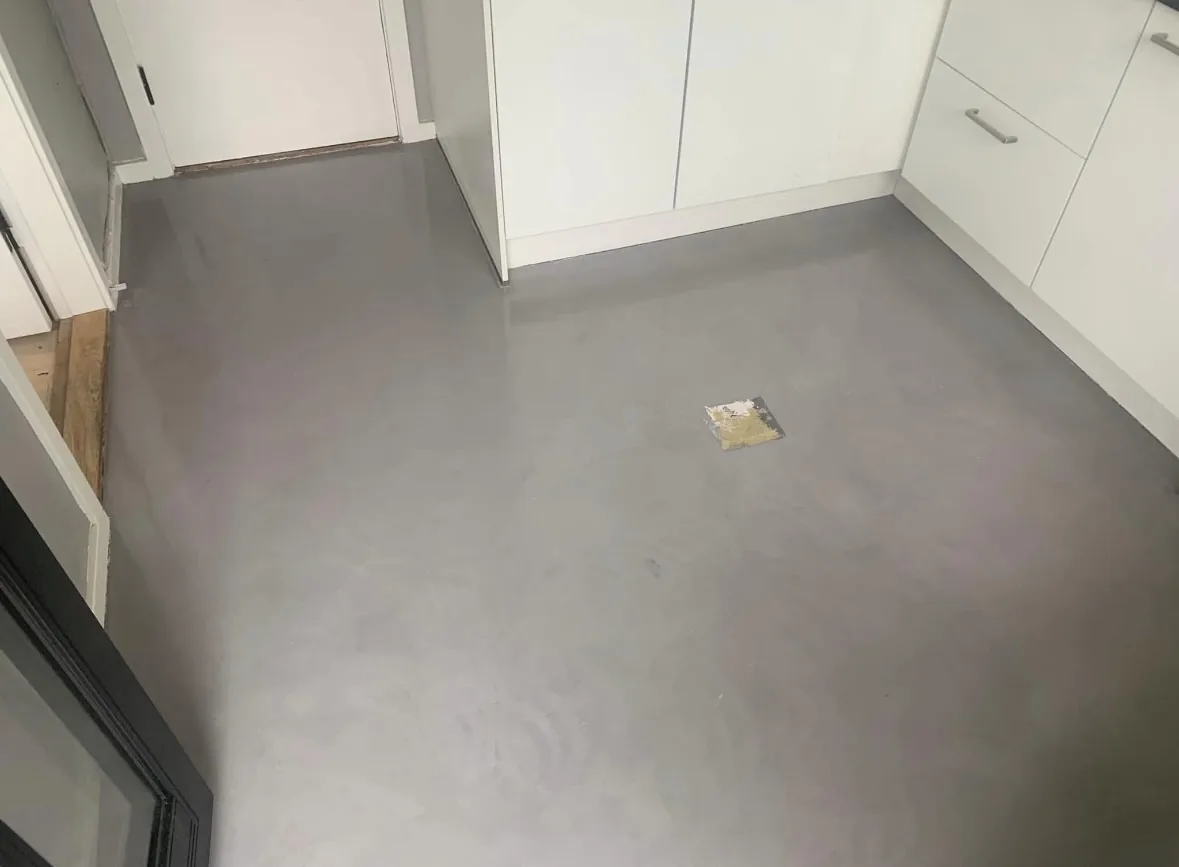 Transición continua de microcemento entre cocina y salón — Marbella