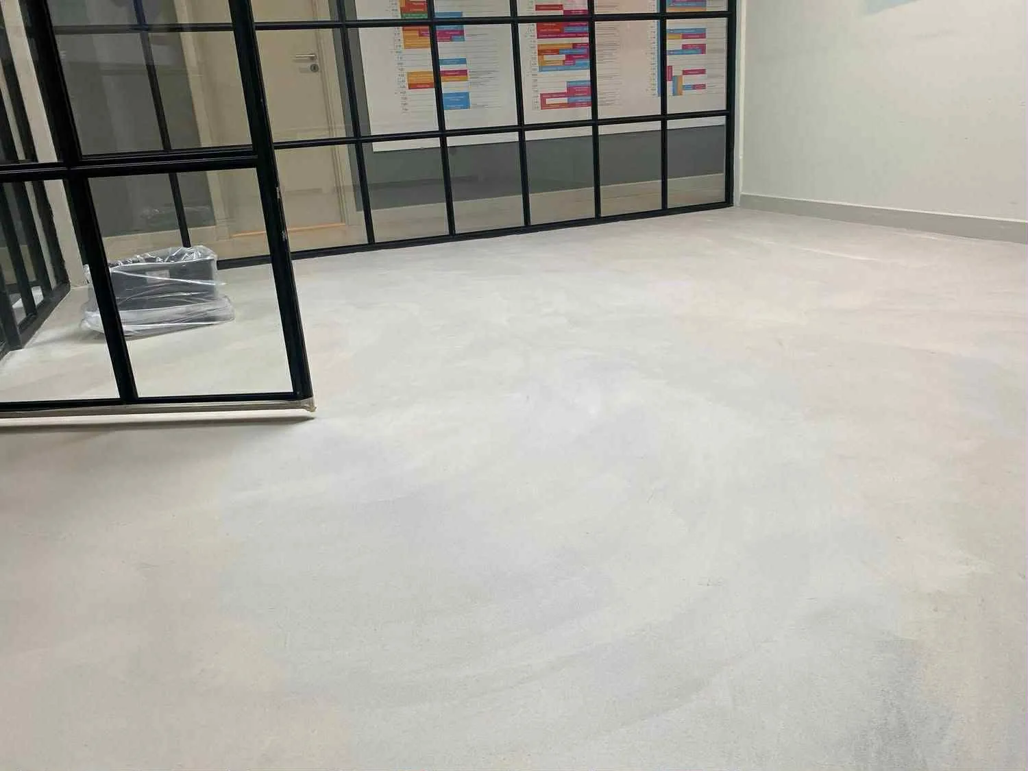 Continuous microcement floor flowing through a kitchen and hallway — Costa del Sol