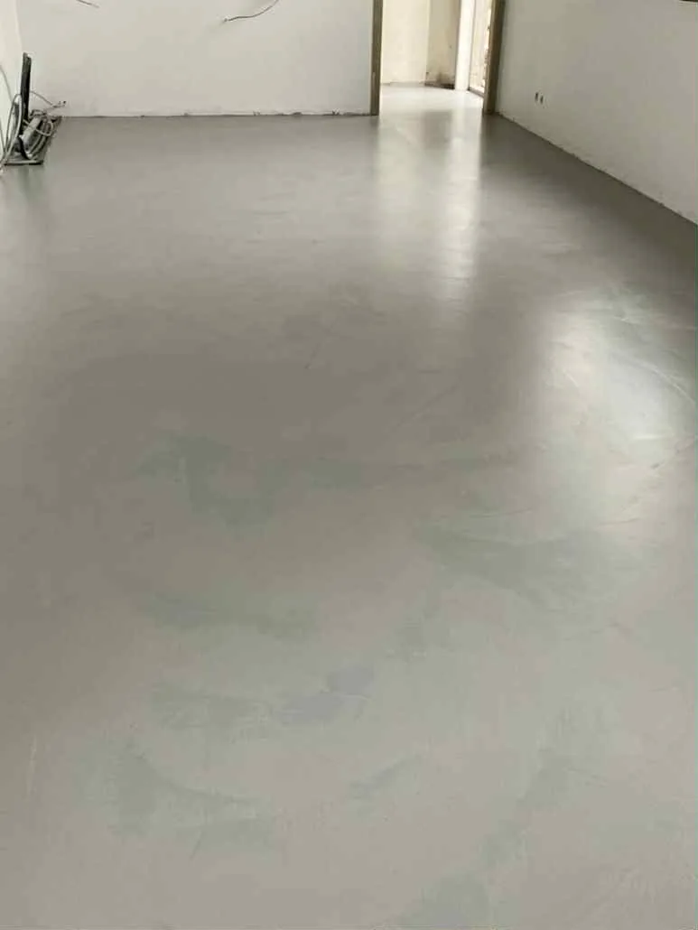 Microcemento aplicado a mano por Resina Surface — oficio en la Costa del Sol