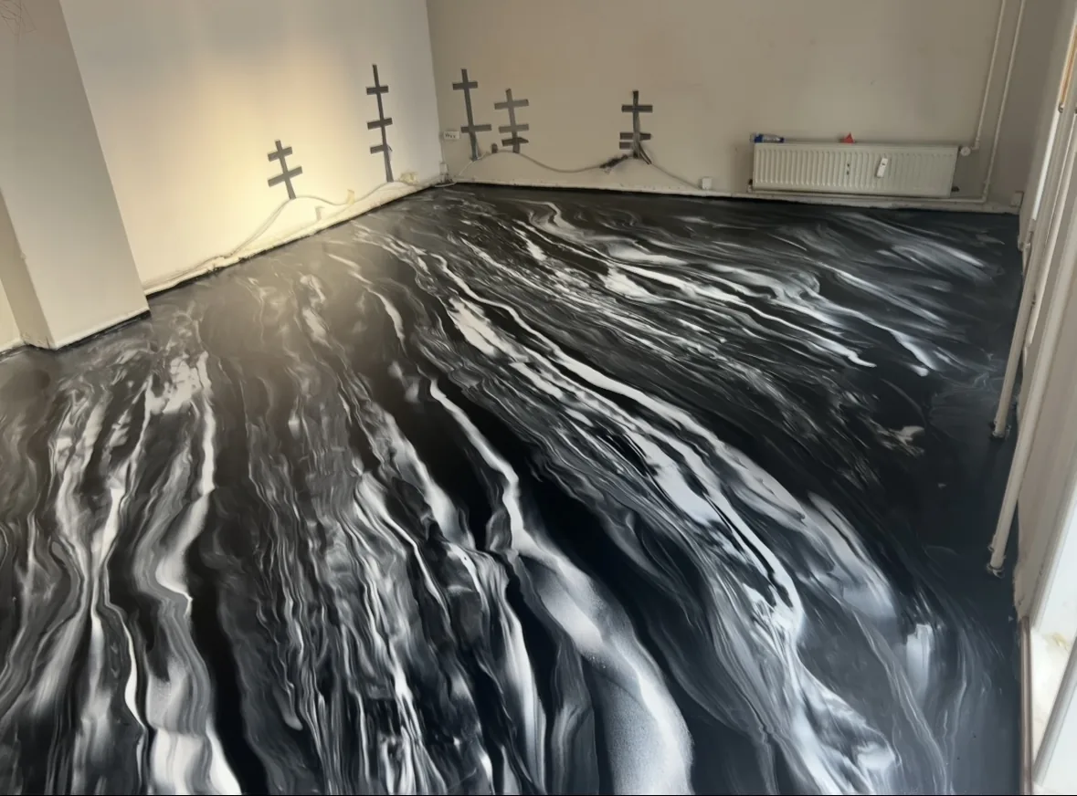 Satin hand-finished surface